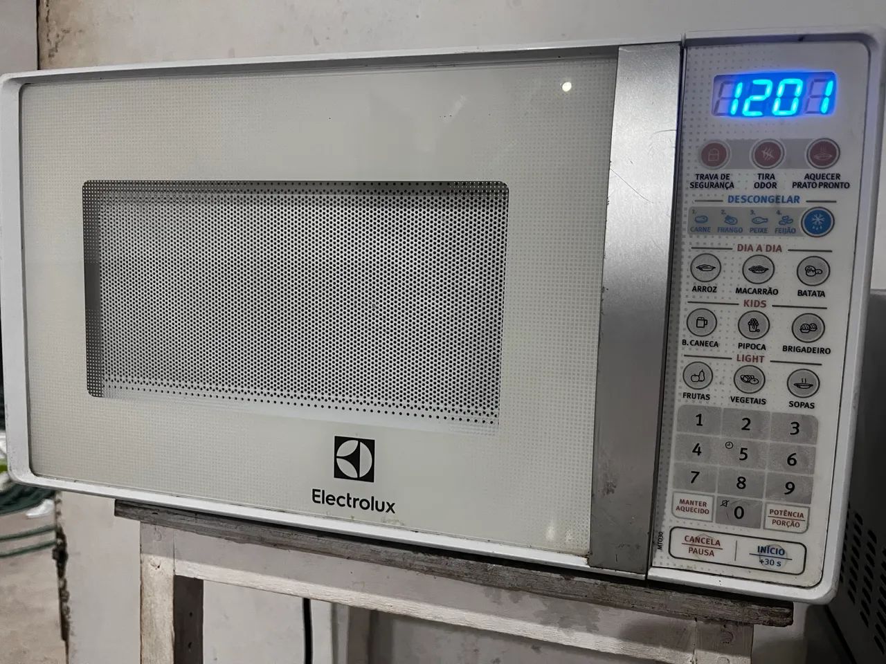 Microondas Electrolux 20 litros funcionando  - Foto 2
