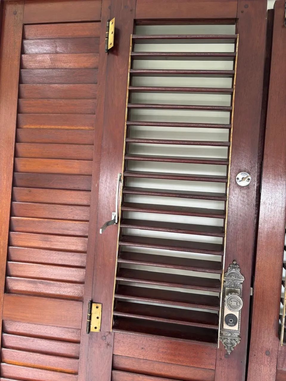 Vendo porta em madeira maciça  - Foto 2