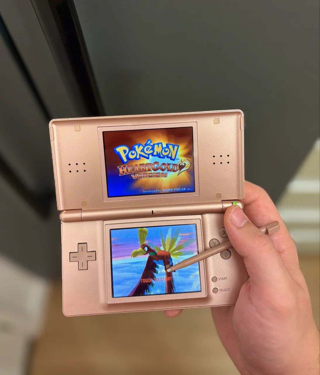 Nintendo Ds Lite + R4 com muitos jogos como Pokémon zelda + caneta
