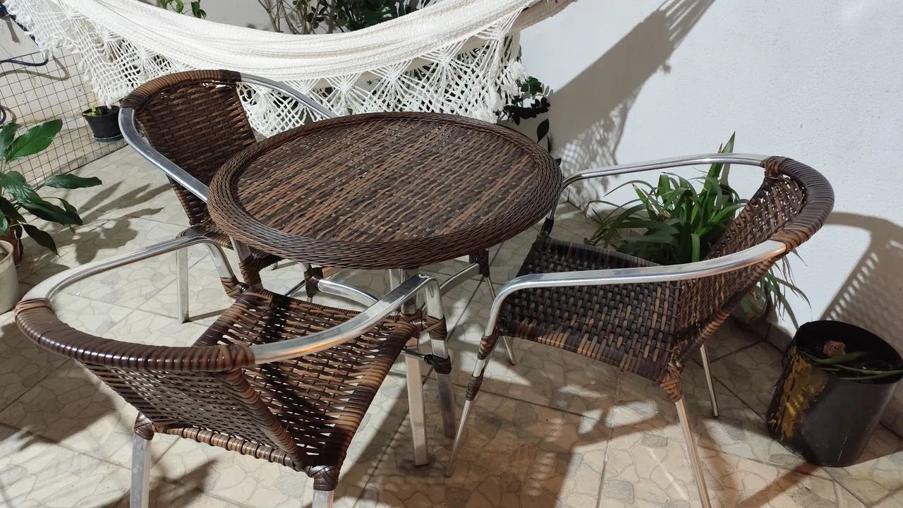 Mesa com 4 cadeiras (área externa)