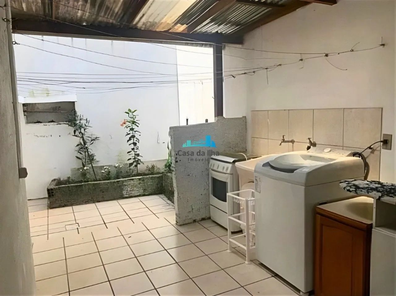 Duas casas e 3 quitinetes - ótima rentabilidade - Foto 4