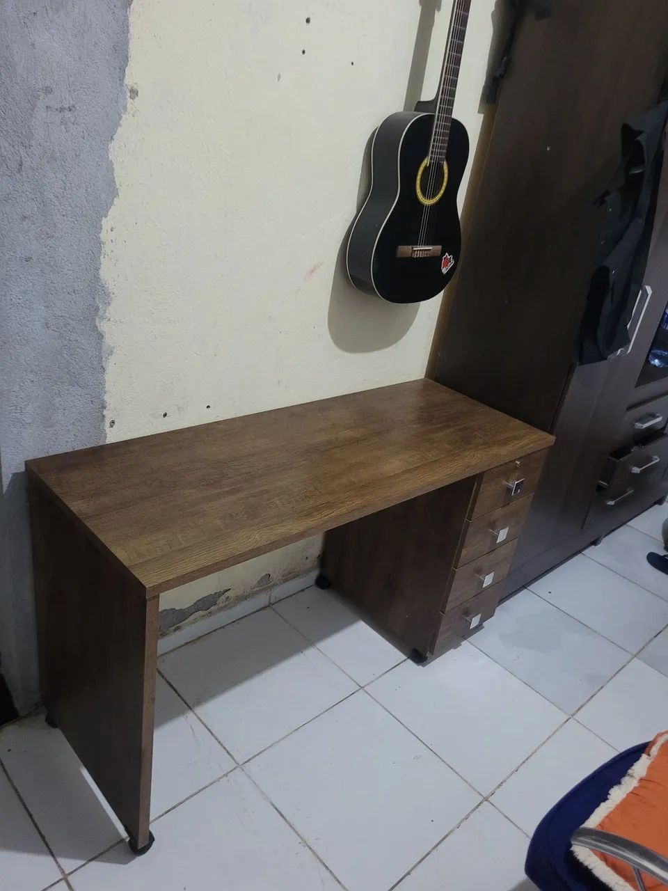 Escrivaninha com 4 gavetas 