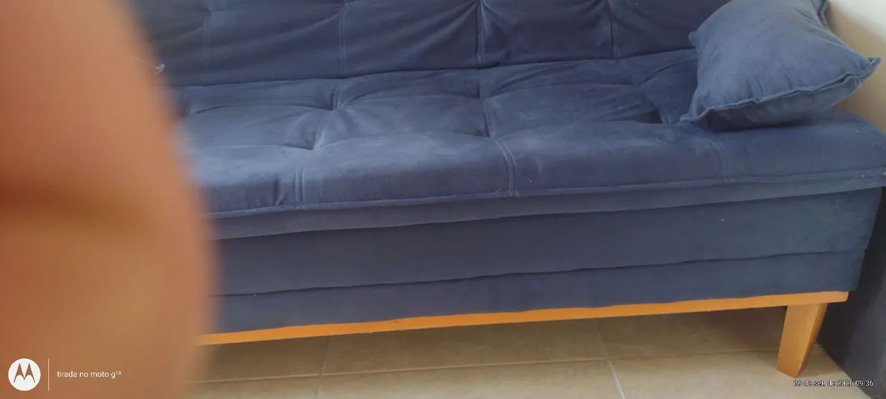 Vendo um sofá cama da Mobly azul veludo foi usado uma vez  - Foto 3