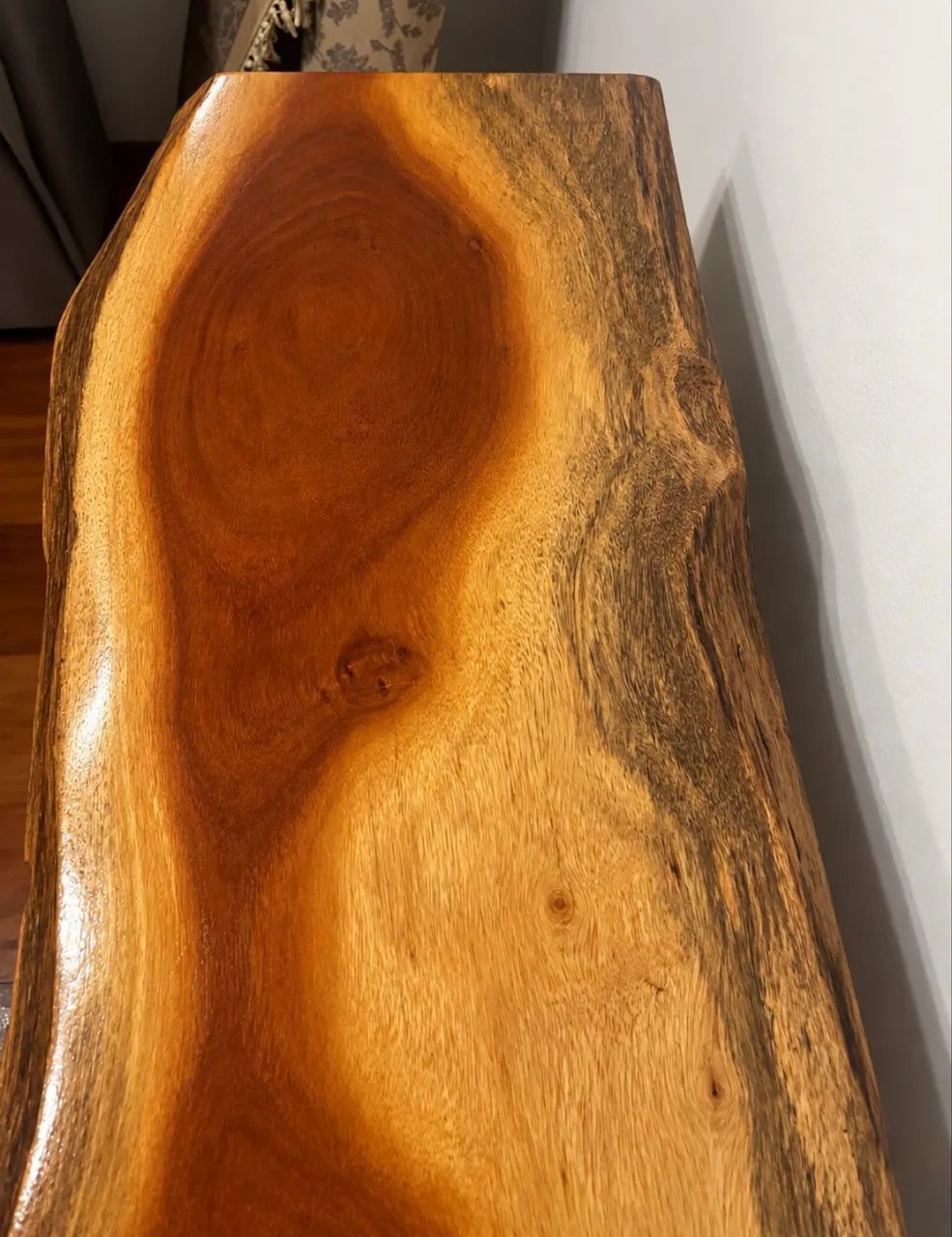 Mesa Vintage em Madeira Maciça com Base de Ferro Fundido - Altamente Versátil - Foto 3