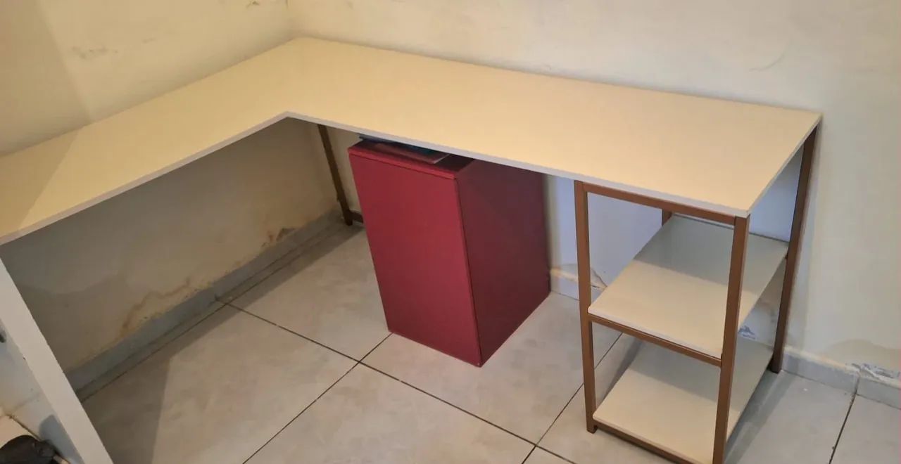 Mesa em L tipo industrial com prateleiras