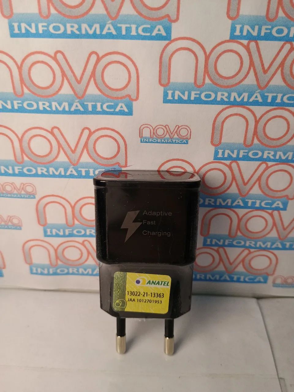 Fonte USB preto e branco - Foto 2