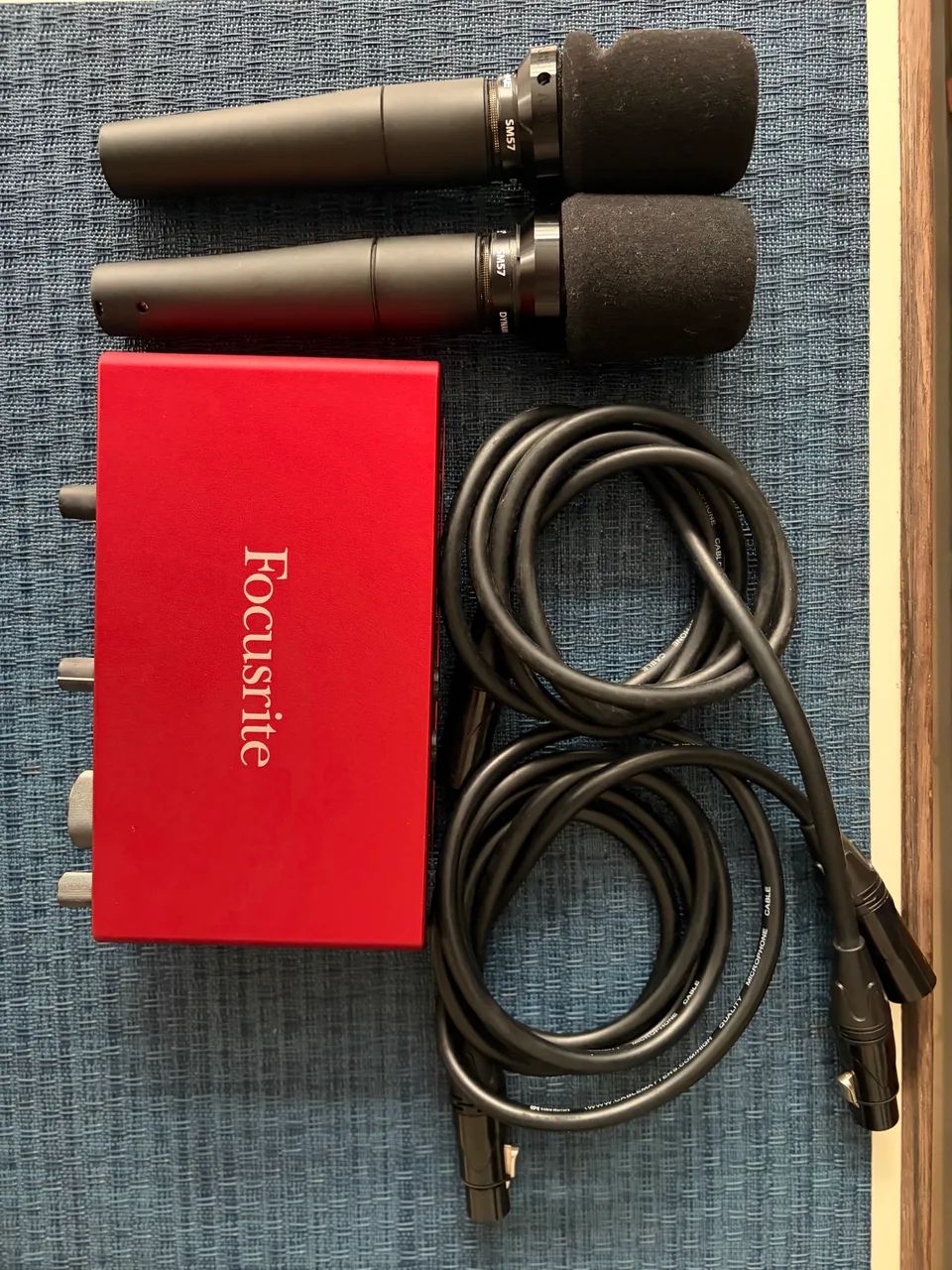 Focusrite 2i2 3 geracao + 2 mics shure sm-57