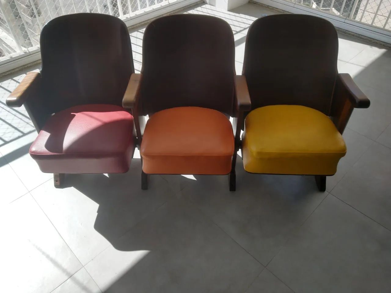 Cadeira de madeira estofada estilo de cinema semi nova  - Foto 2