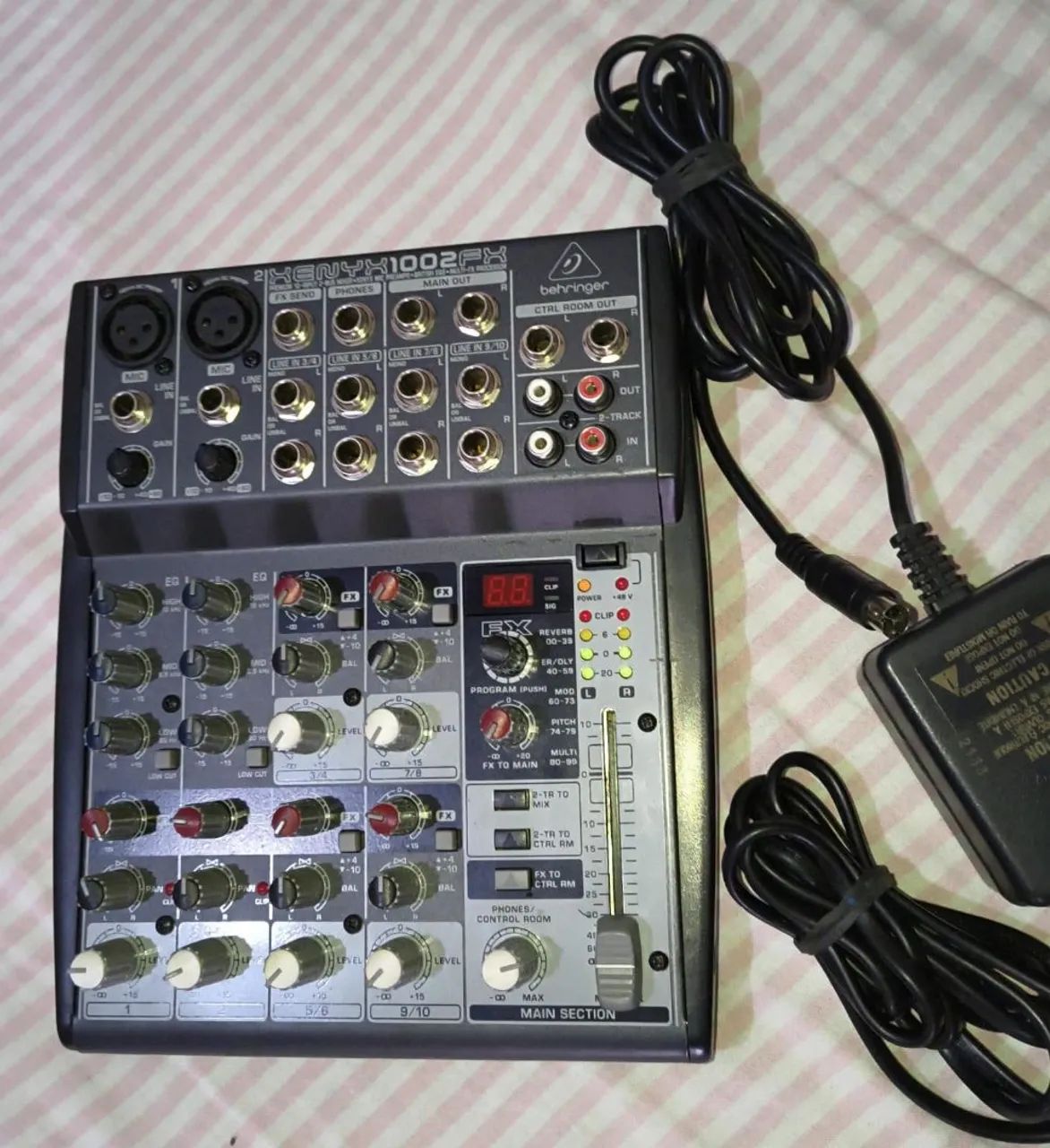 Mesa de som Behringer 1002fx