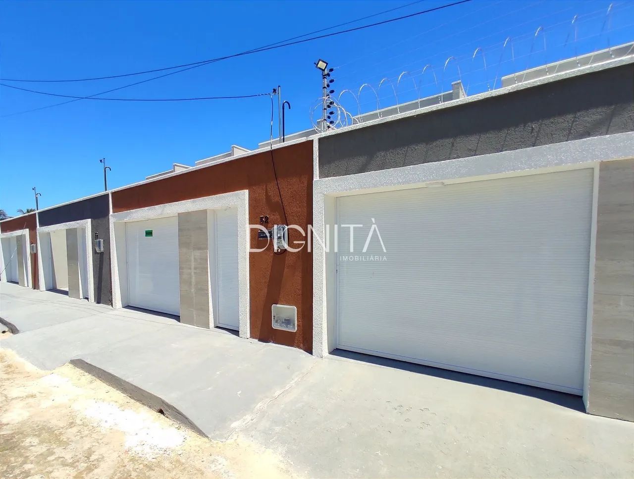 Alugo Casa Duplex 3 Suítes em rua privativa- Eusébio