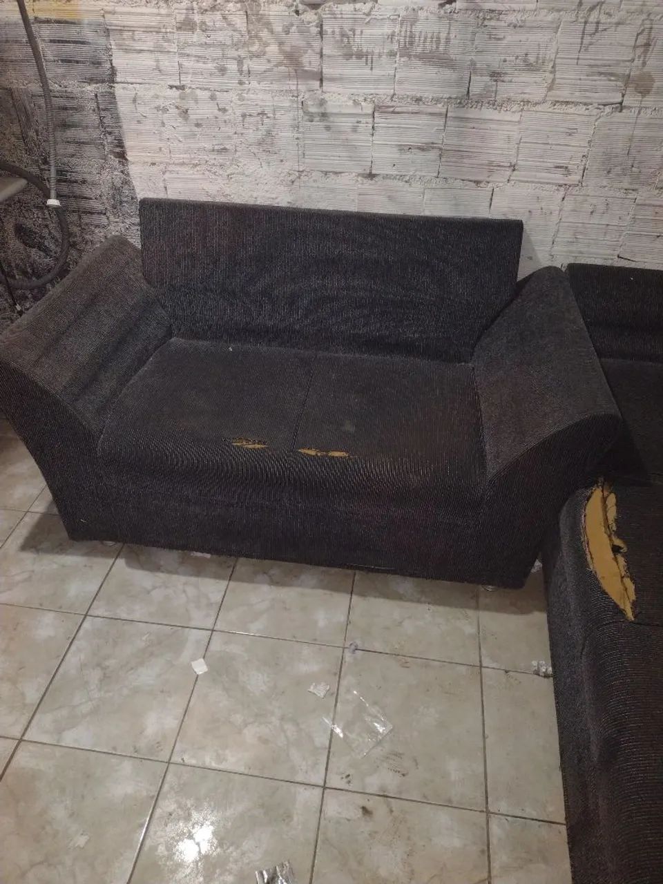 Dois sofás um de dois lugares um de três lugares