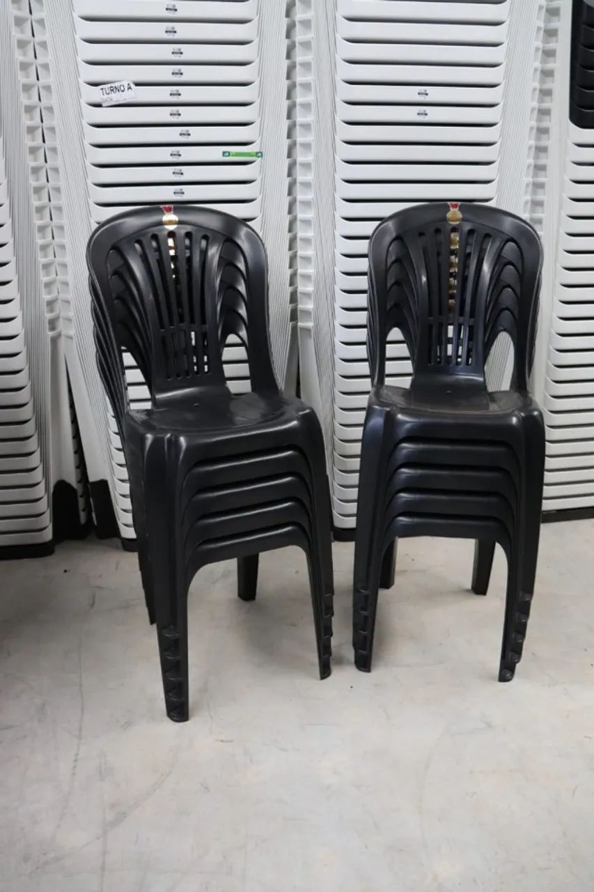 Conjunto de 10 cadeiras pretas de plástico baratas - Foto 5
