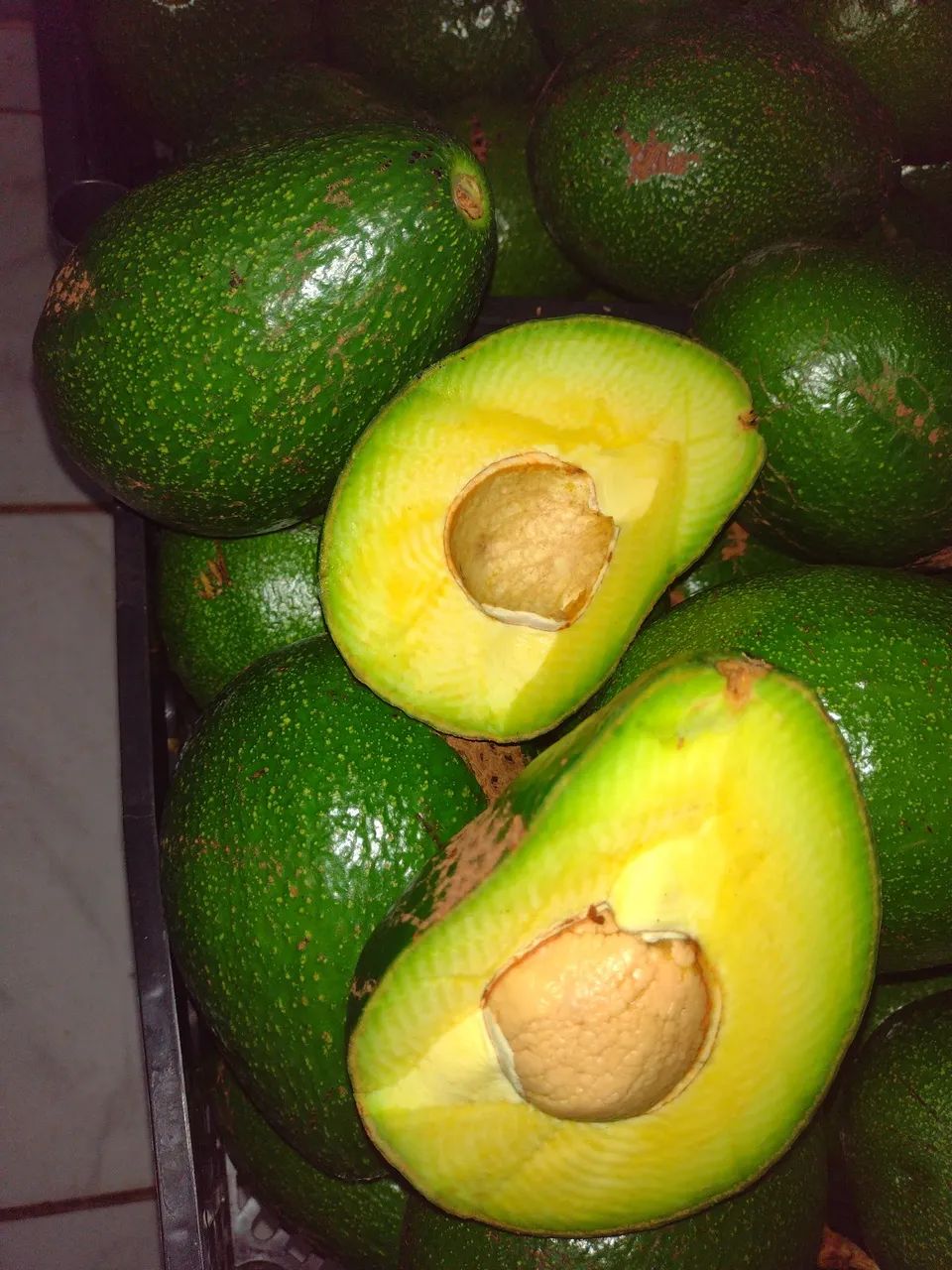 Vendo abacate amadurecendo 2.50 cada se levar mas de 10 faço a 3 por 6 reais  - Foto 2