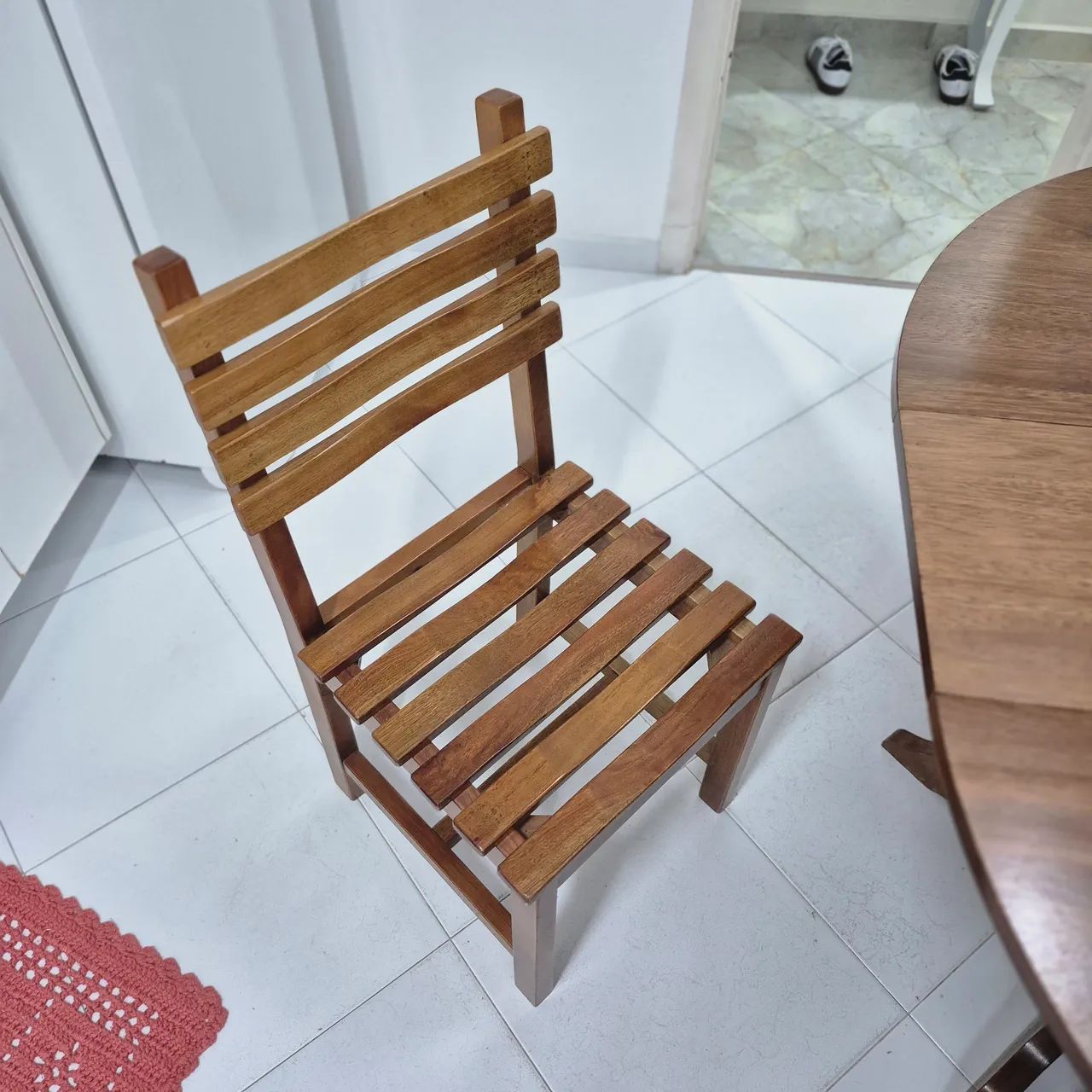 Mesa de madeira extensível com 4 cadeiras - Foto 4