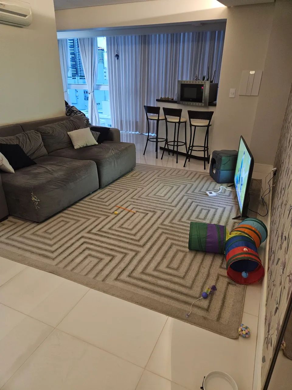 Sofá, tapetes, cristaleira