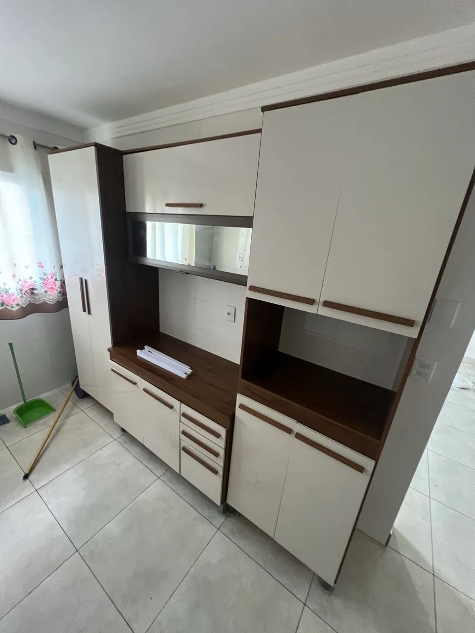 Título da OLX  Armário de Cozinha Grande 2,25x2,25 com LED e Vidro Semi Novo - Foto 5