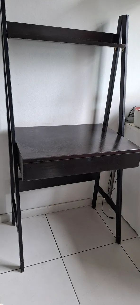 Escrivaninha madeira e ferro. 1 gaveta.  Cor tabaco