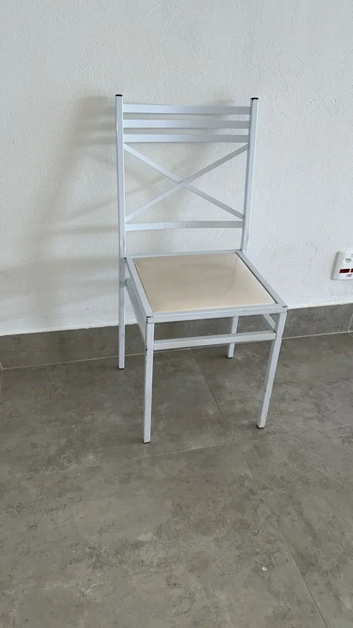 Cadeira em Metal Branco com Assento Acolchoado - Foto 2