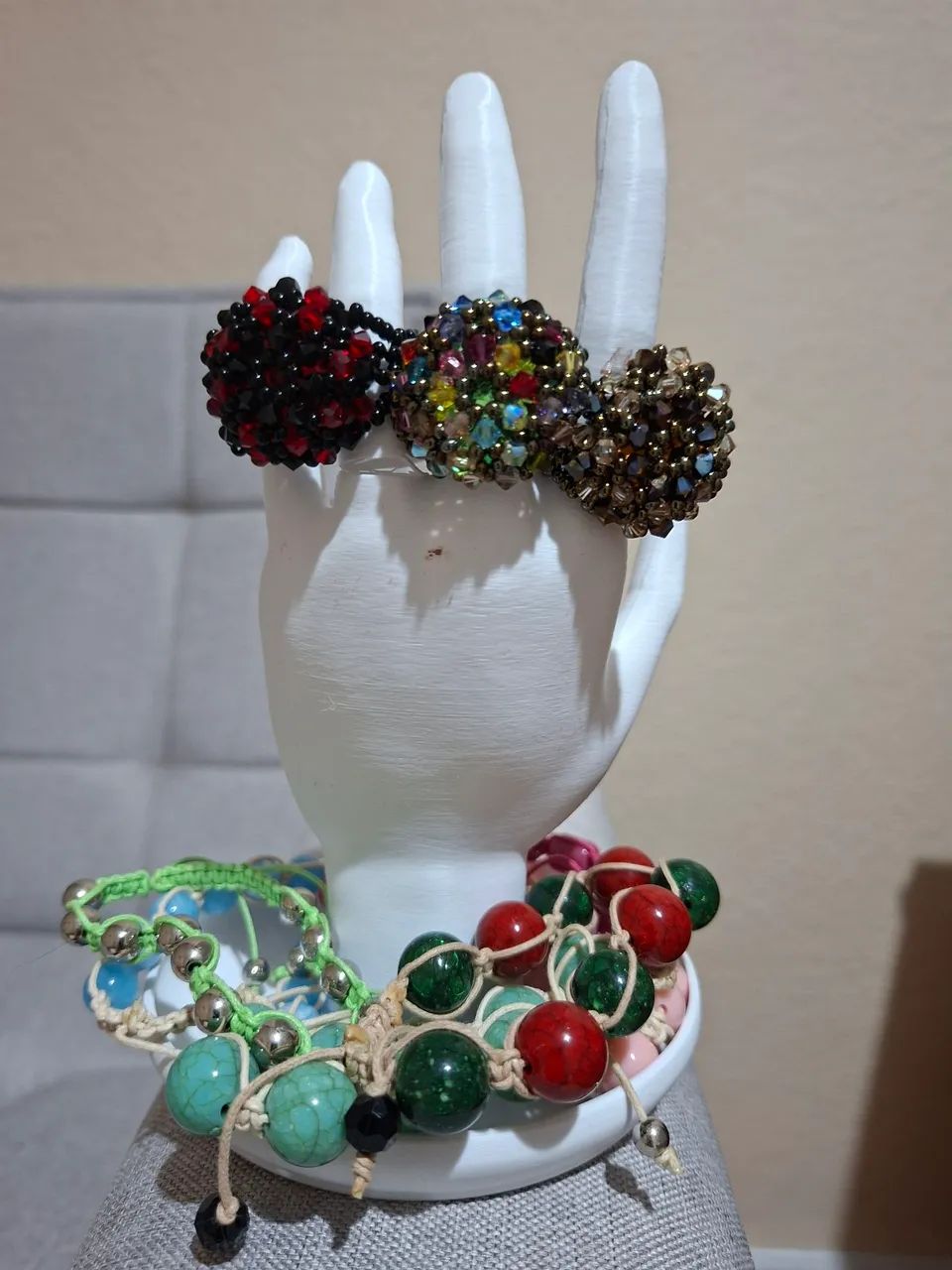 Anéis em cristais Swarovski e pulseiras e macramê e contas coloridas.