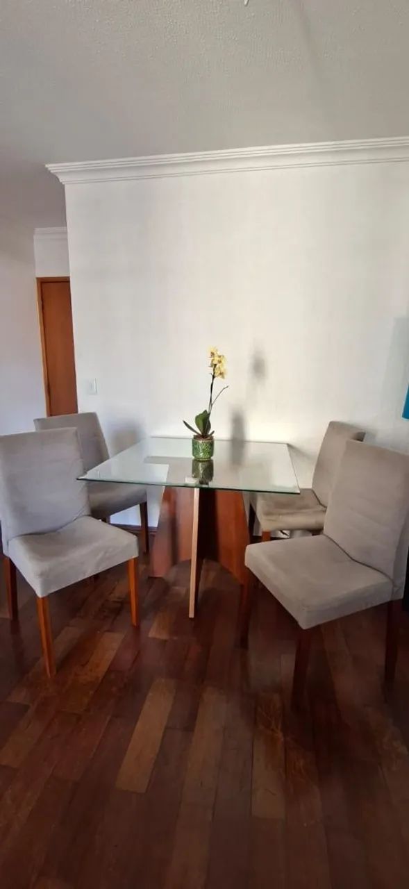 Conjunto mesa de vidro com quatro cadeiras 