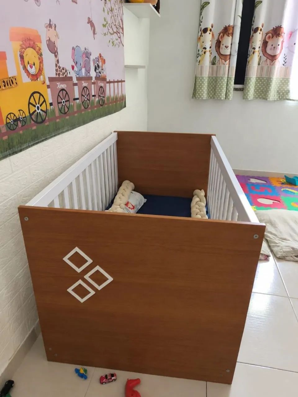 Berço/cama/sofázinho, guarda-roupa e ventilador 