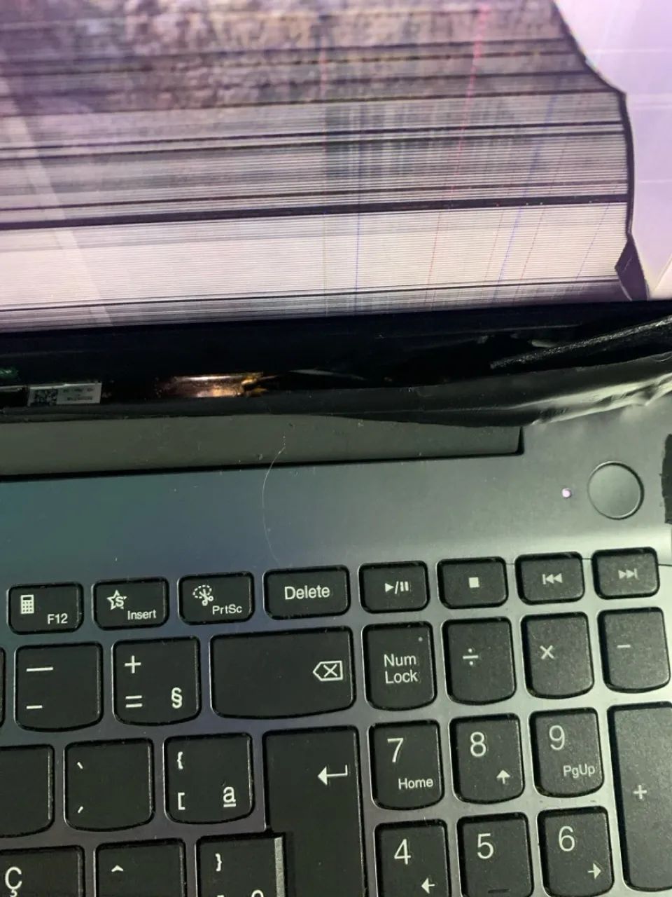 Notebook Lenovo Idepad 3 Tela quebrada e Carcaça quebrada - Foto 2