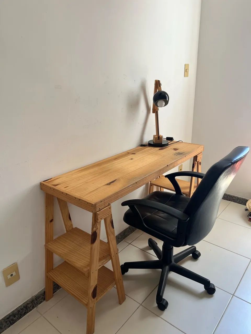 Mesa de estudo com prateleira e cadeira acolchoada + luminária  - Foto 4