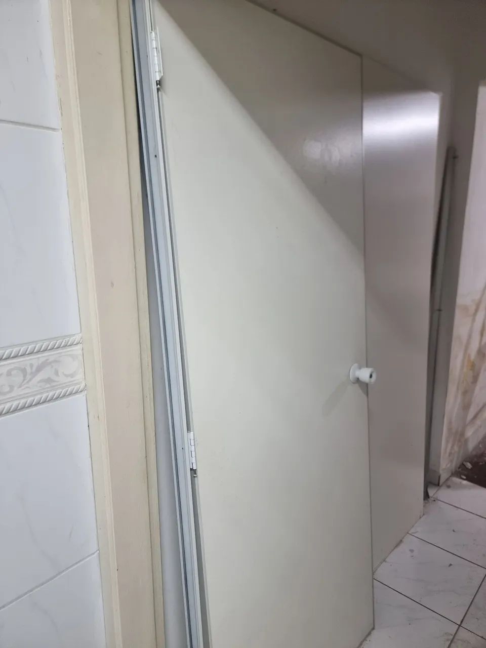 Divisória eucatex com porta e janela fixa