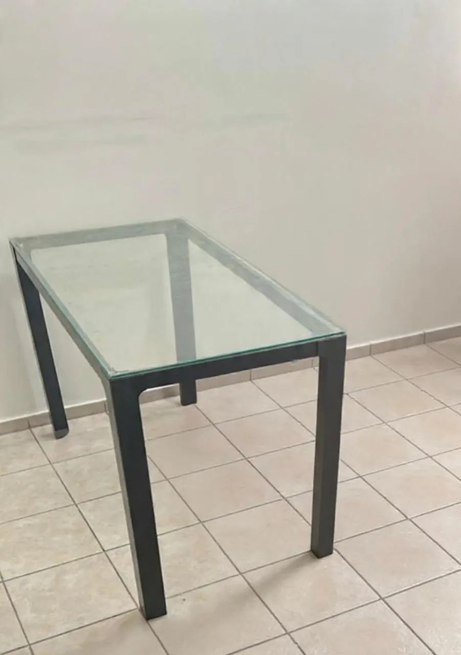 Mesa de Escritório Estilo Industrial com Tampo de Vidro