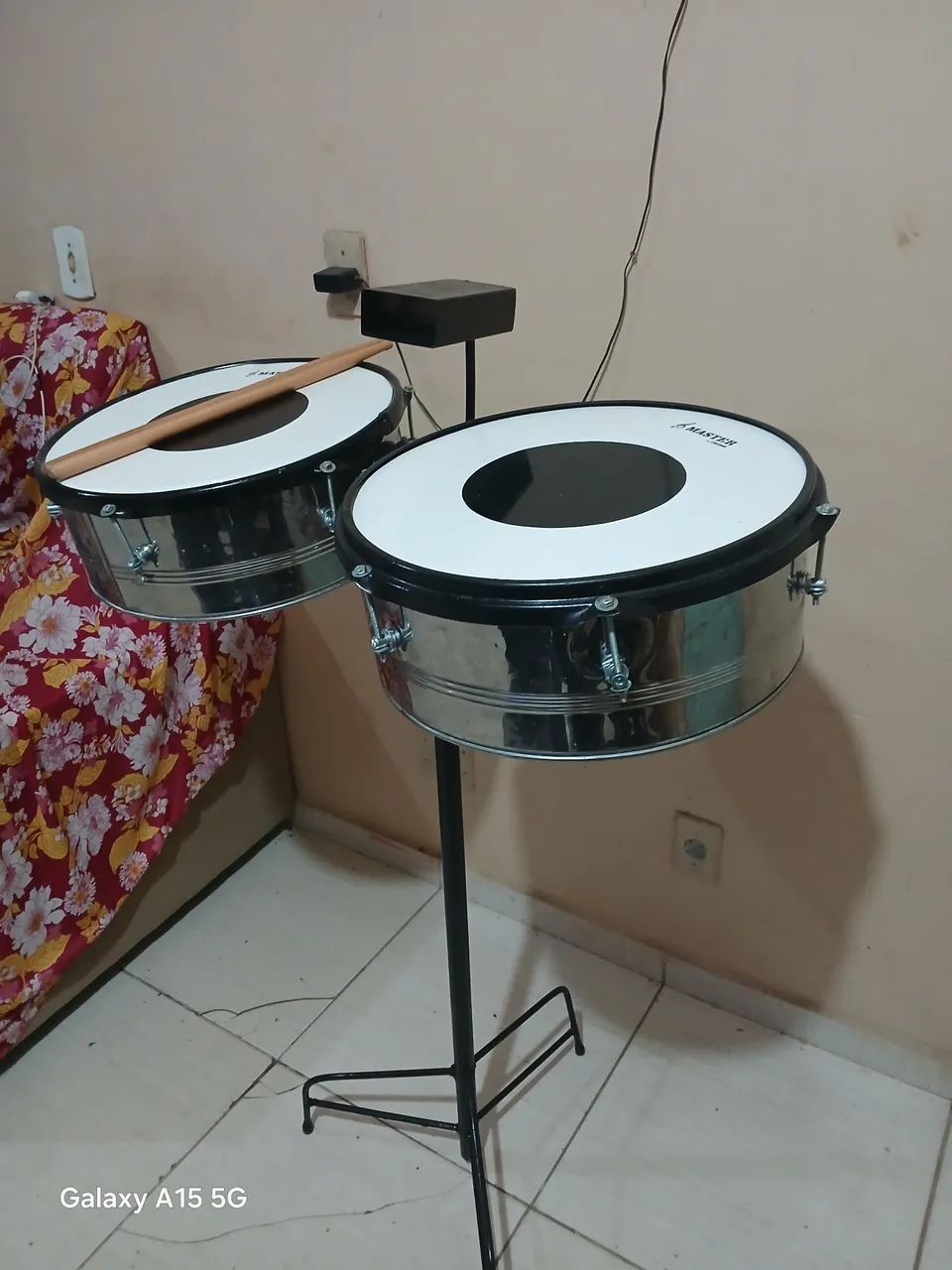 Timbal completo com tripé e baquetas 
