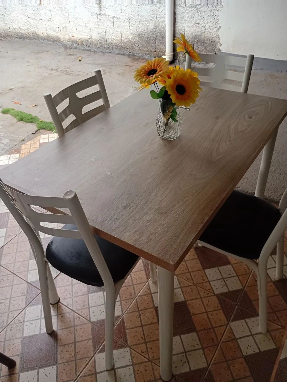 Mesa com 4 cadeiras bem nova entrego 