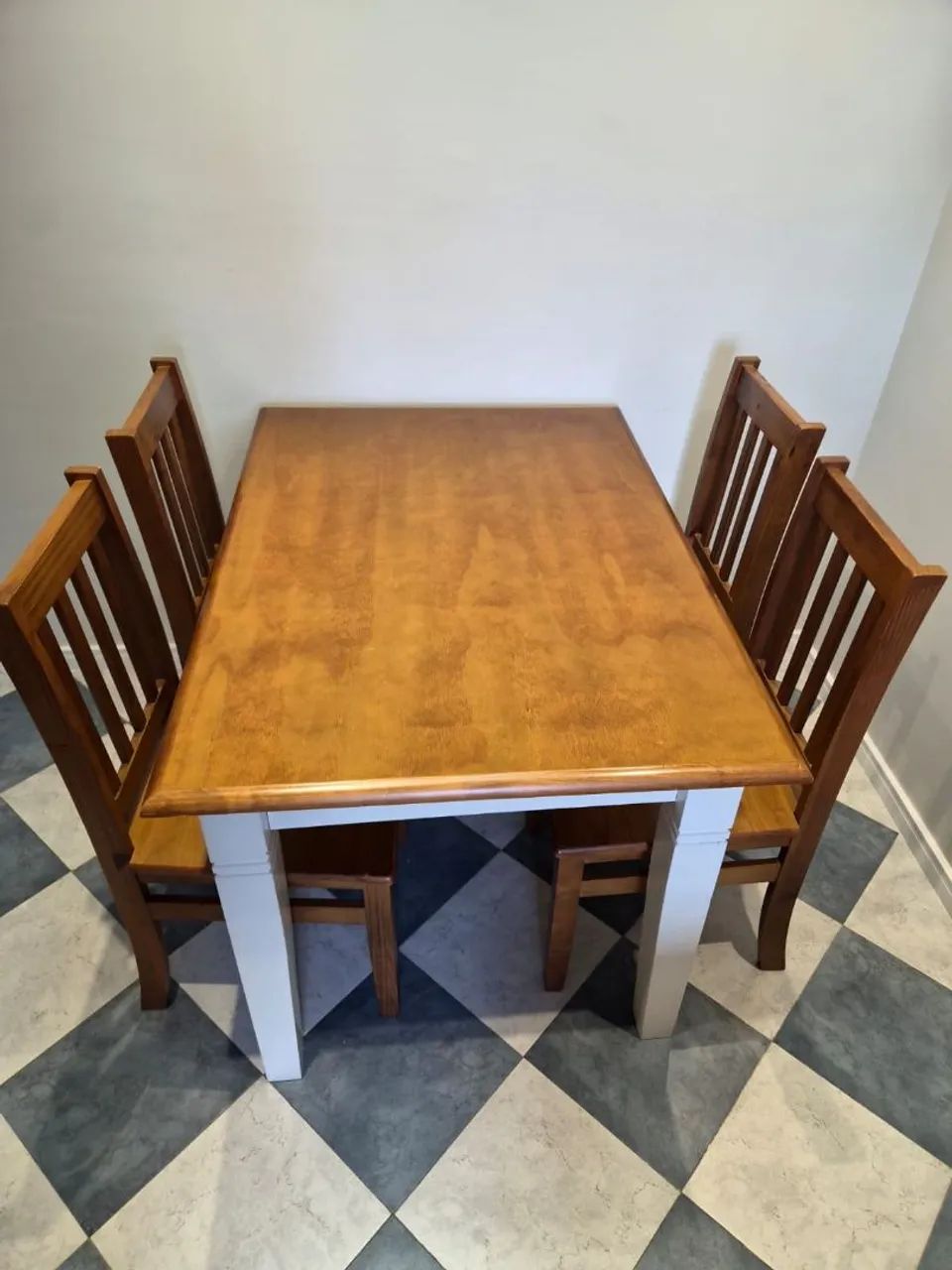 Mesa e 4 cadeiras de madeira - Foto 3