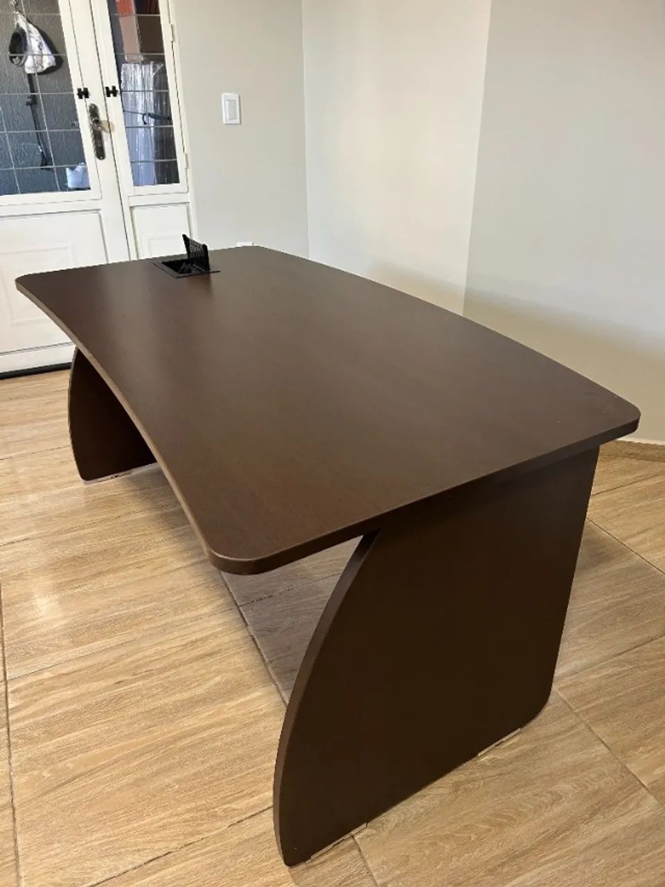 Mesa de Escritório Alto Padrão - Excelente Estado (com tomadas embutidas) 