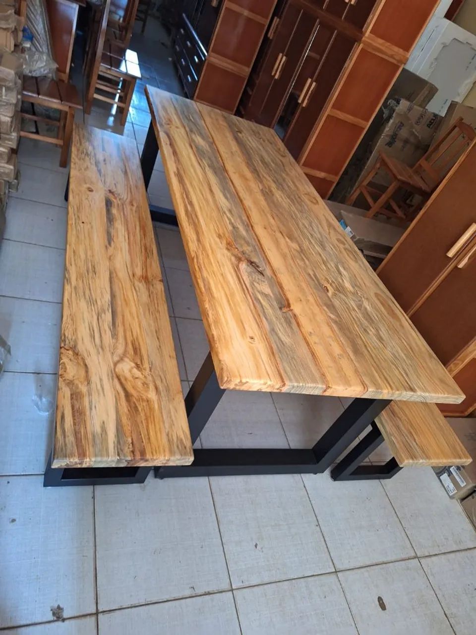 Mesa tampo de madeira e base de ferro com bancos  - Foto 2