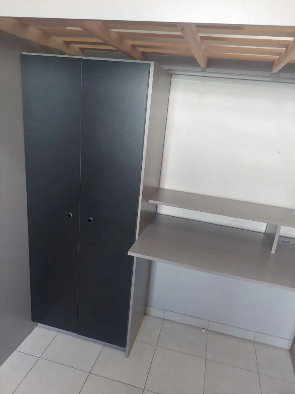 Vendo cama com mesa de estudo e armário  - Foto 3
