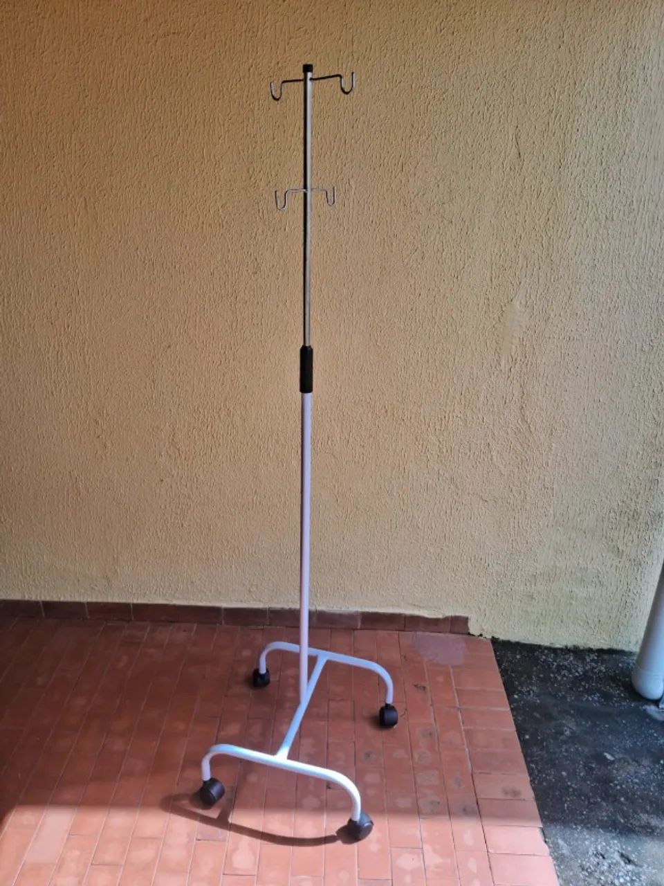 Suporte para soro. Altura ajustavel