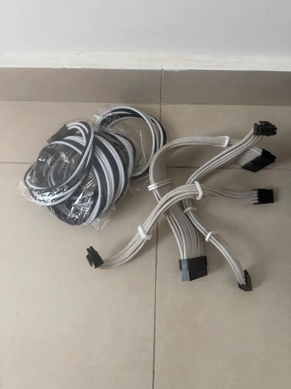 Kit ventoinhas RiseMode ARGB com controlador, radiador, e cabos brancos. - Foto 4