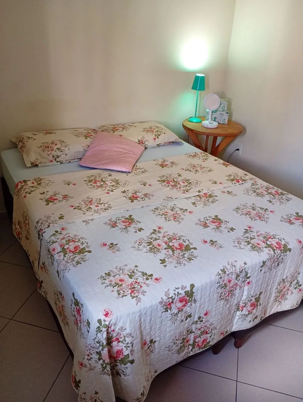 Vendo cama Queen com colchão de espuma 