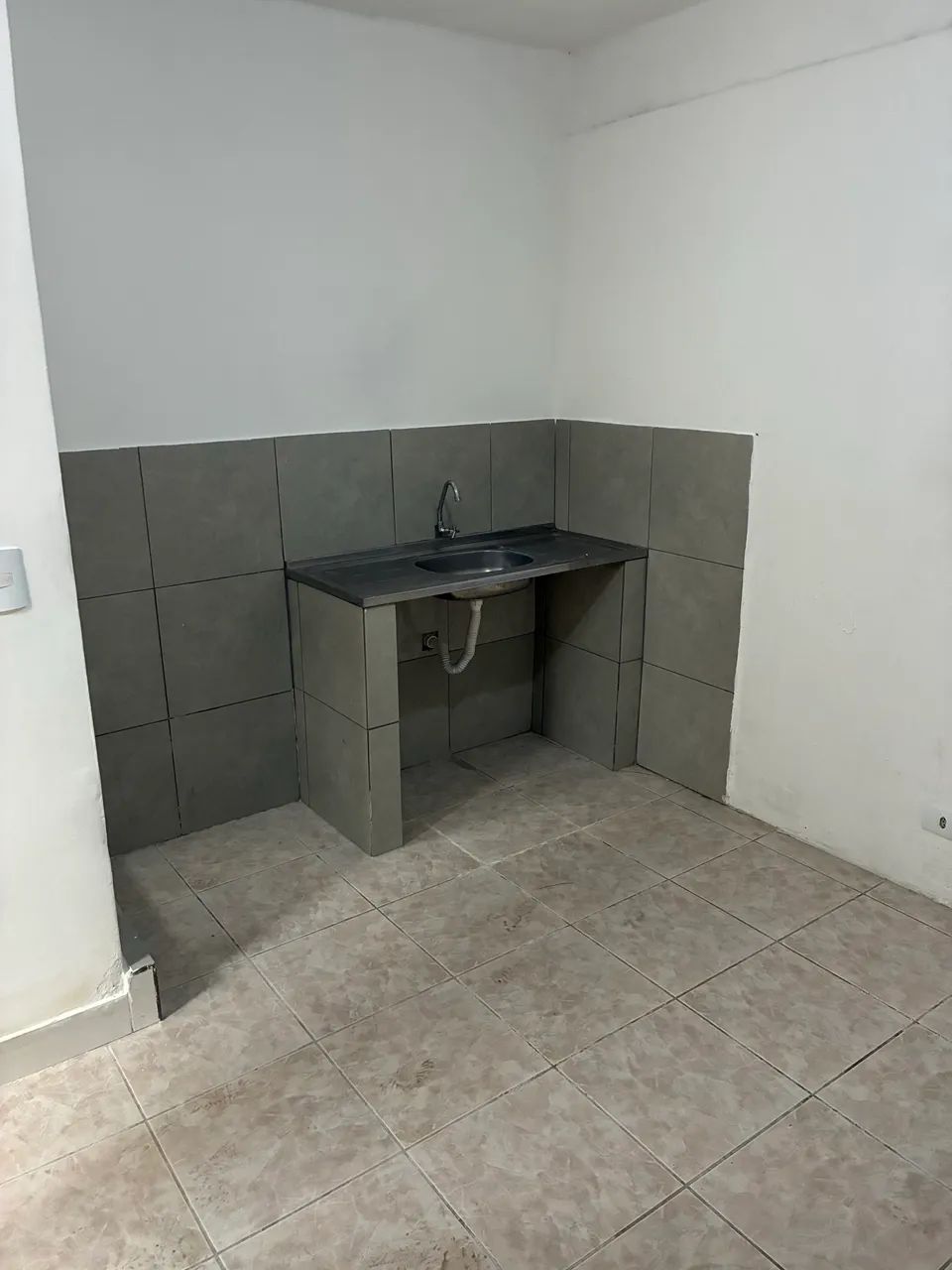 Quarto com banheiro e pia de cozinha  - Foto 2