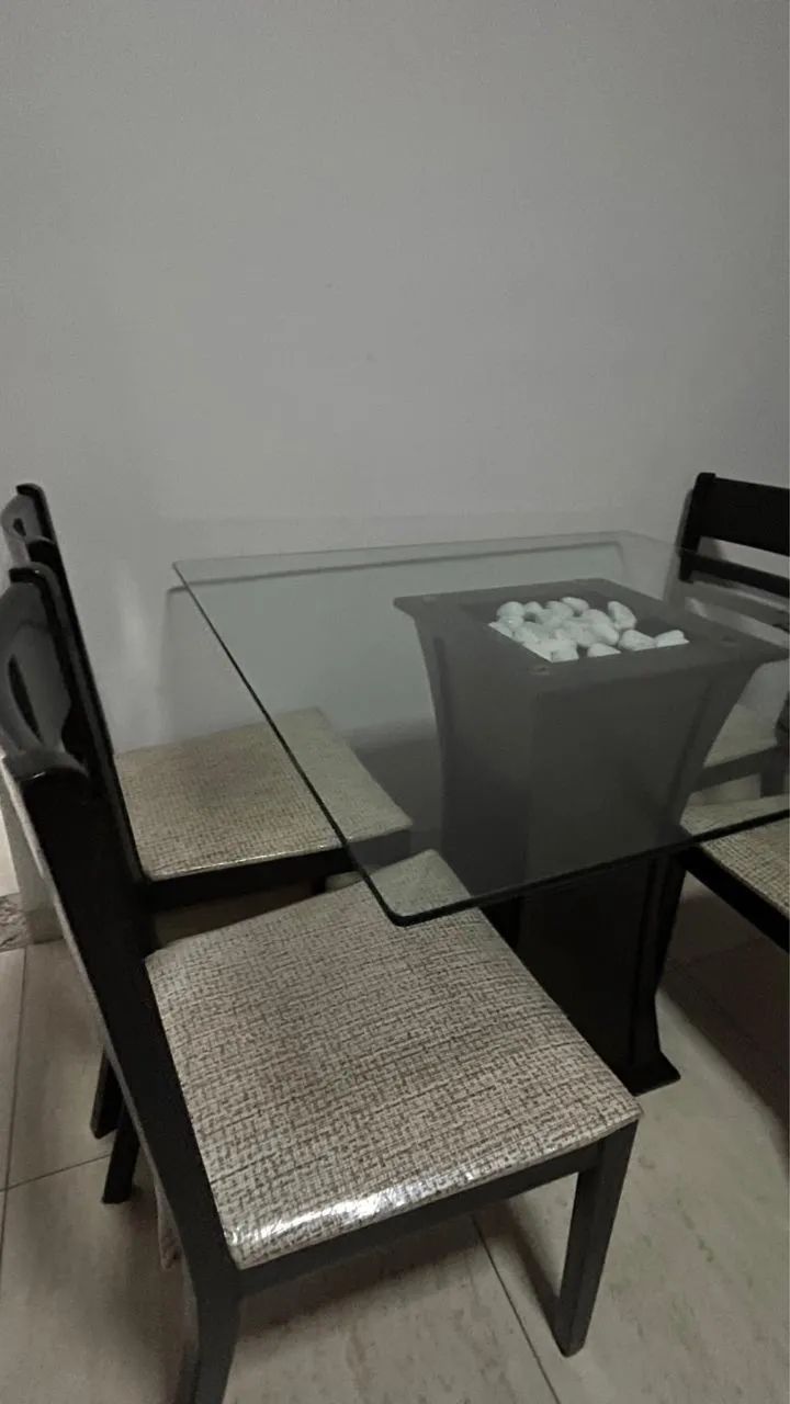 Mesa de quarto cadeiras em bom estado de conservação 