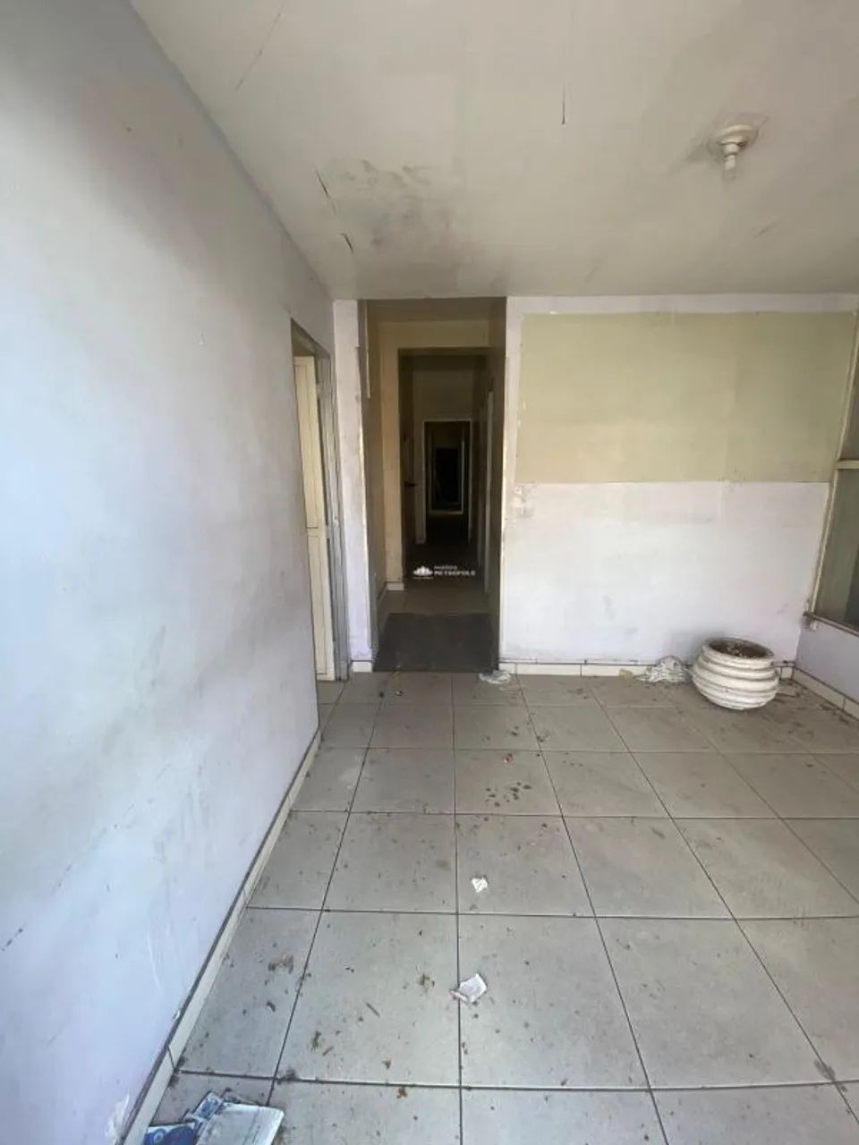 CASA COMERCIAL NO BAIRRO CENTRO COM UMA VAGA DE GARAGEM DESCOBERTA. - Foto 4