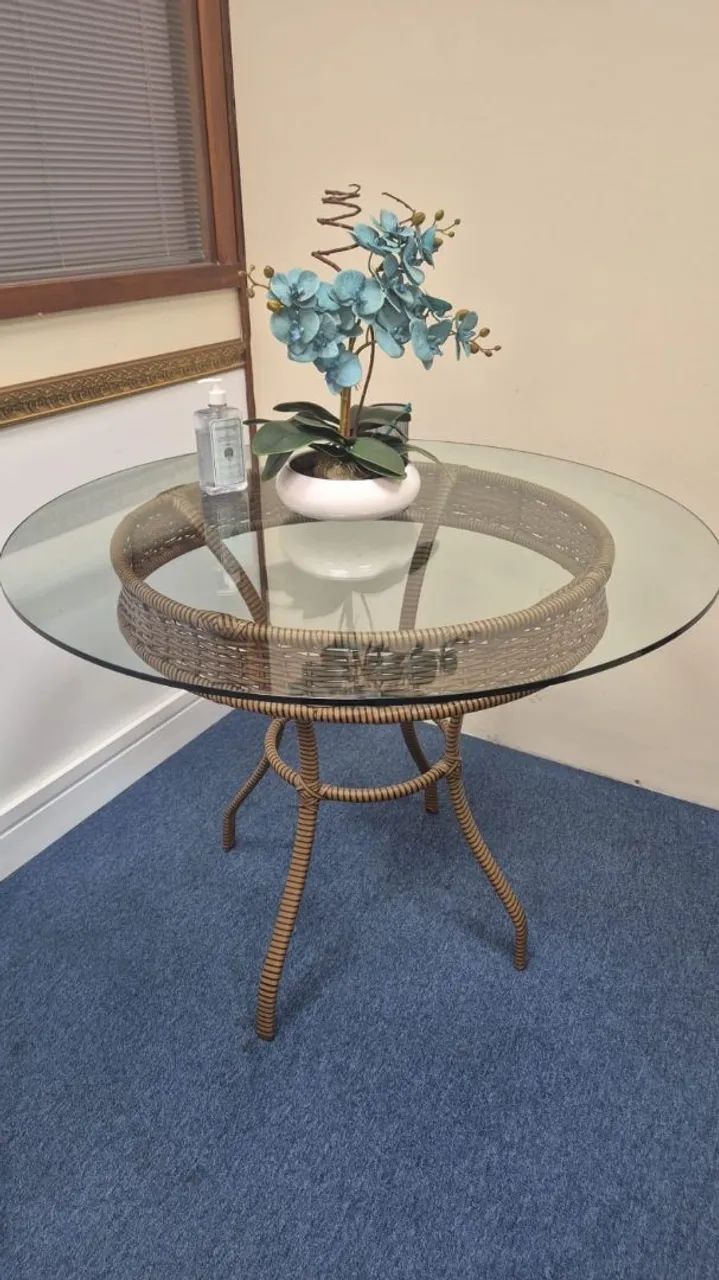 VENDE-SE MESA REDONDA COM 4 CADEIRAS COM PROTEÇÕES, MATERIAL DE VINIL - Foto 2
