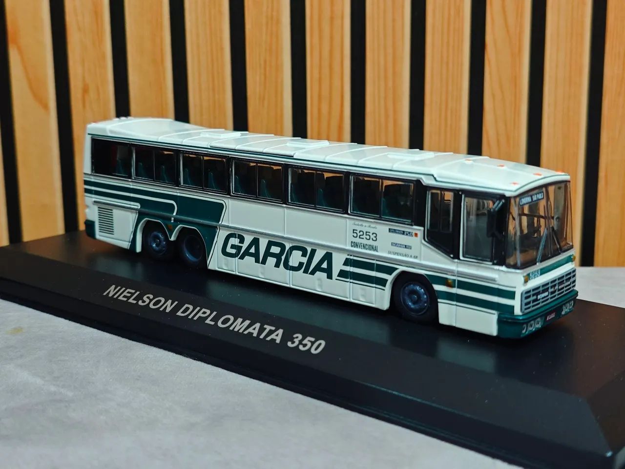Miniatura de Ônibus - Viação Garcia 