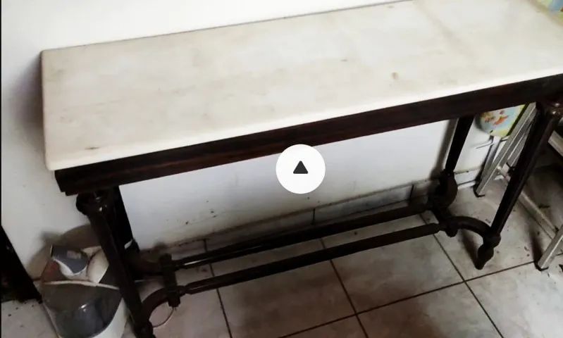 Mesa de tampo de mármore e madeira maciça - Foto 2