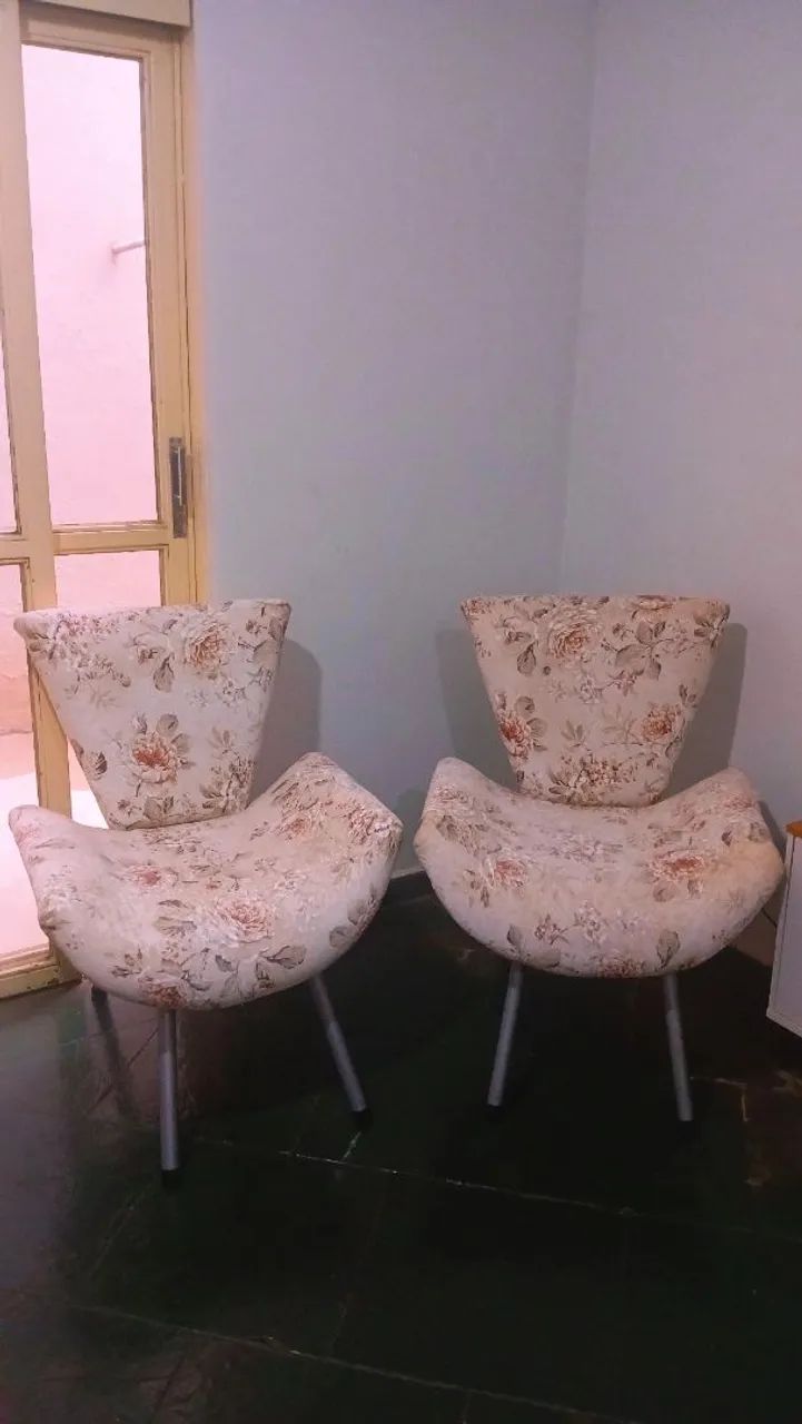 Par de Poltronas Estofadas Florais - Higienizadas e em Ótimo estado.  - Foto 4