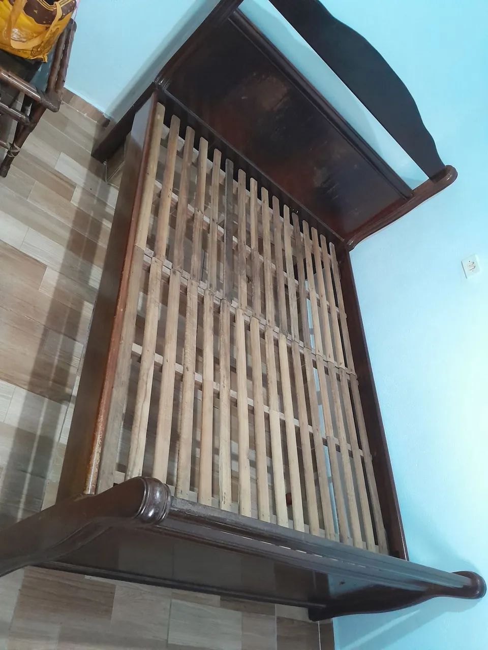 Cama de madeira maciça