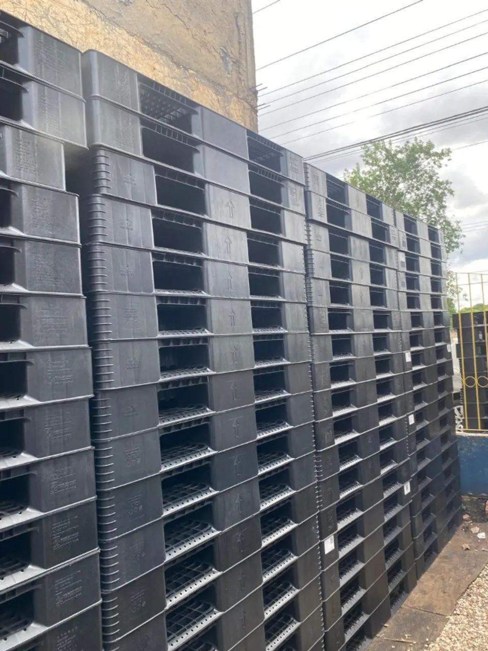 PALETES DE PLÁSTICO RESISTENTES - CAPACIDADE DE ATÉ 2 TONELADAS - Foto 2