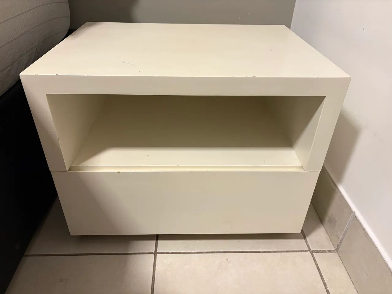 Mesa de cabeceira com Gaveta e rodinha 