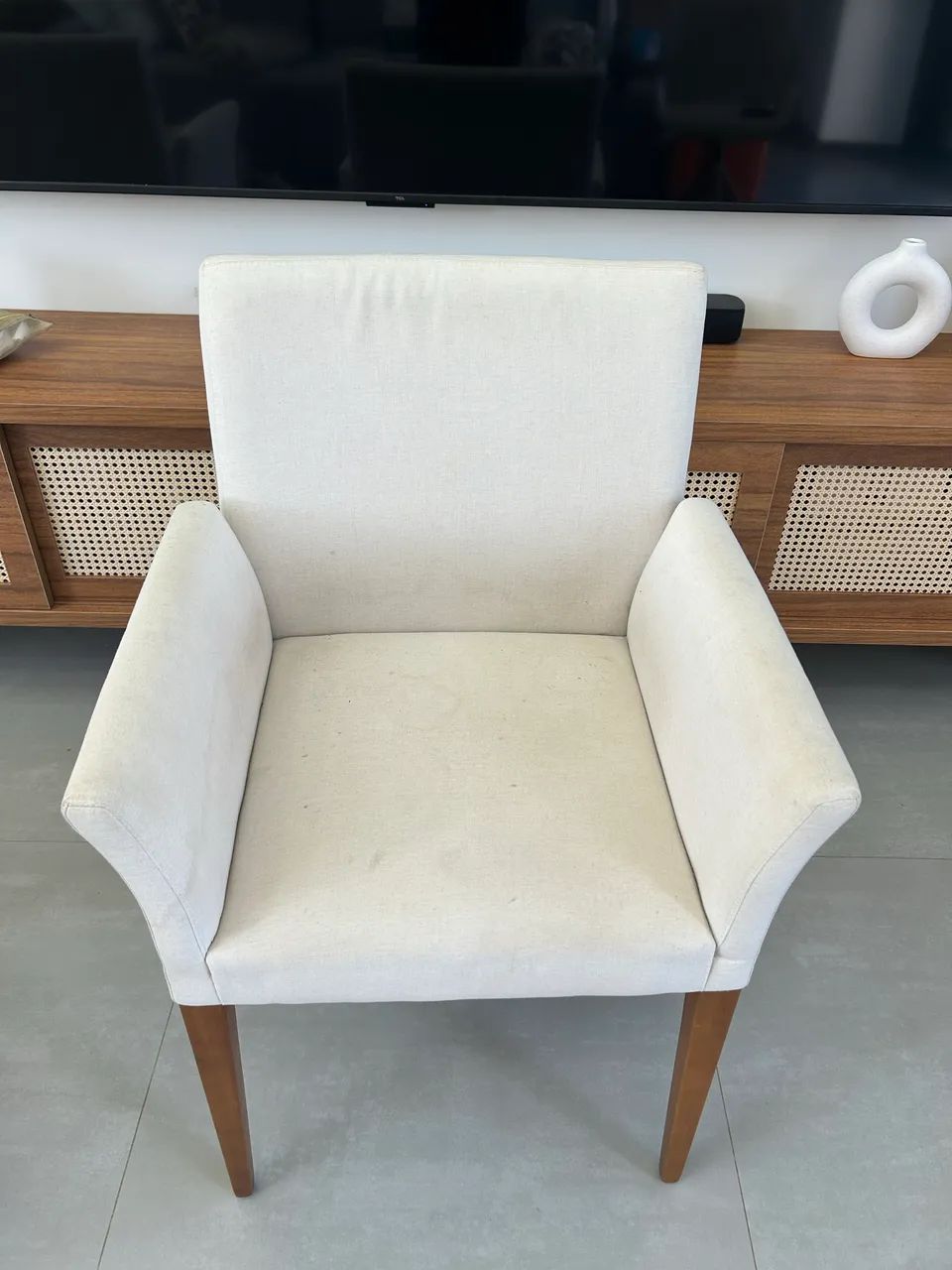 2 Poltronas estofadas com pés em madeira maciça. - Foto 5