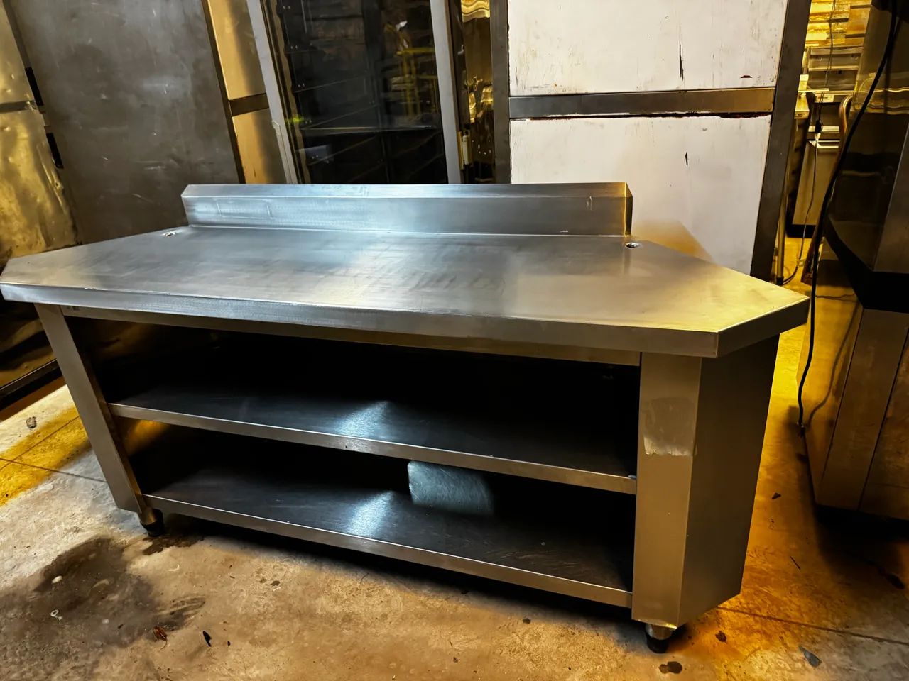 Bancada em inox Trapezoidal com Prateleiras 